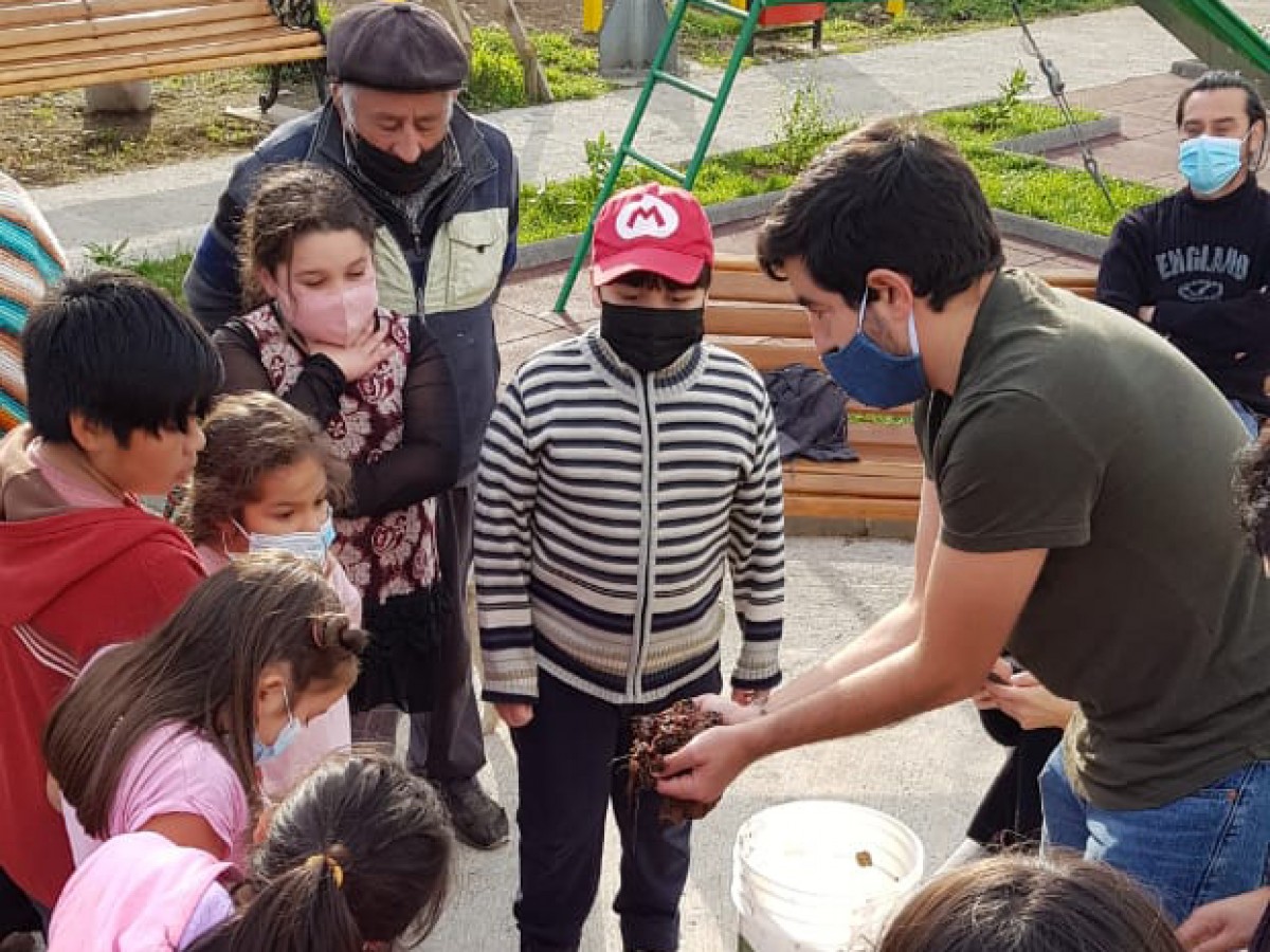 mes-del-reciclaje-programa-recrea-de-fundacion-legado-chile-impulsa-actividades-de-gestion-de-residuos-para-potenciar-la-inclusion-social-y-acercamiento-a-la-ley-rep-35558ada9754b5930f2a799e763d43be